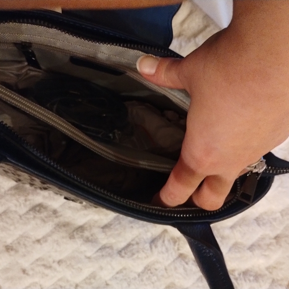 NWOT Medium Size Elegant Navy Blue Crocodile-Embossed Handbag - Picture 10 of 11